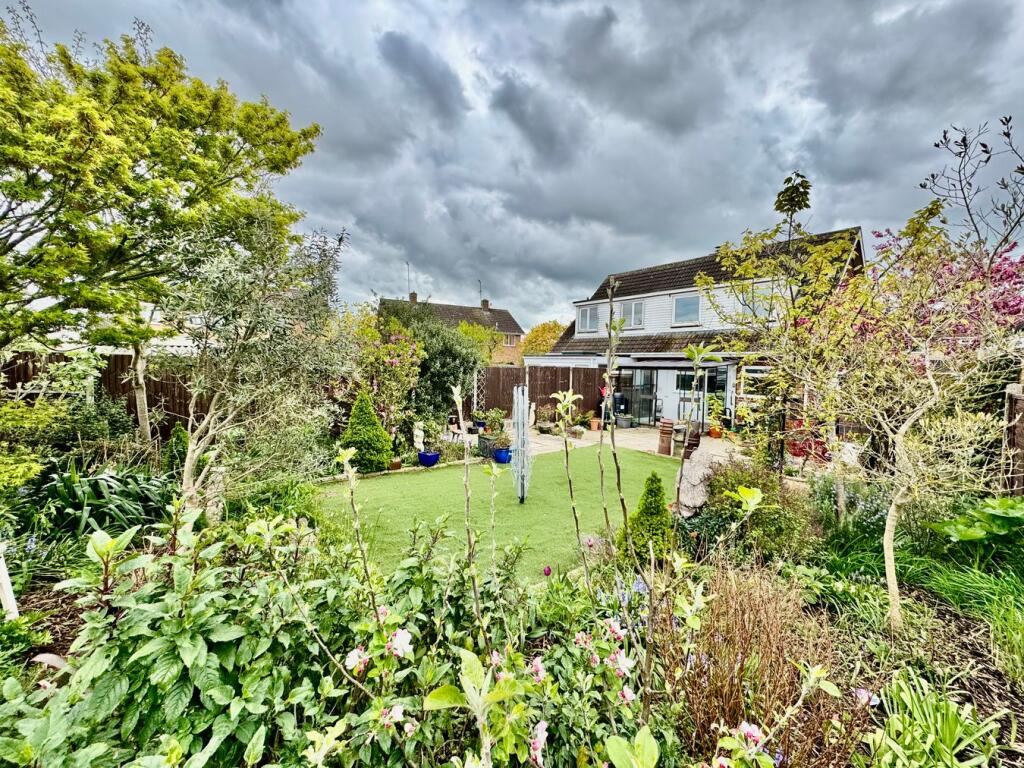 Fairoaks Drive, Raunds, Wellingborough, NN9 photo 2