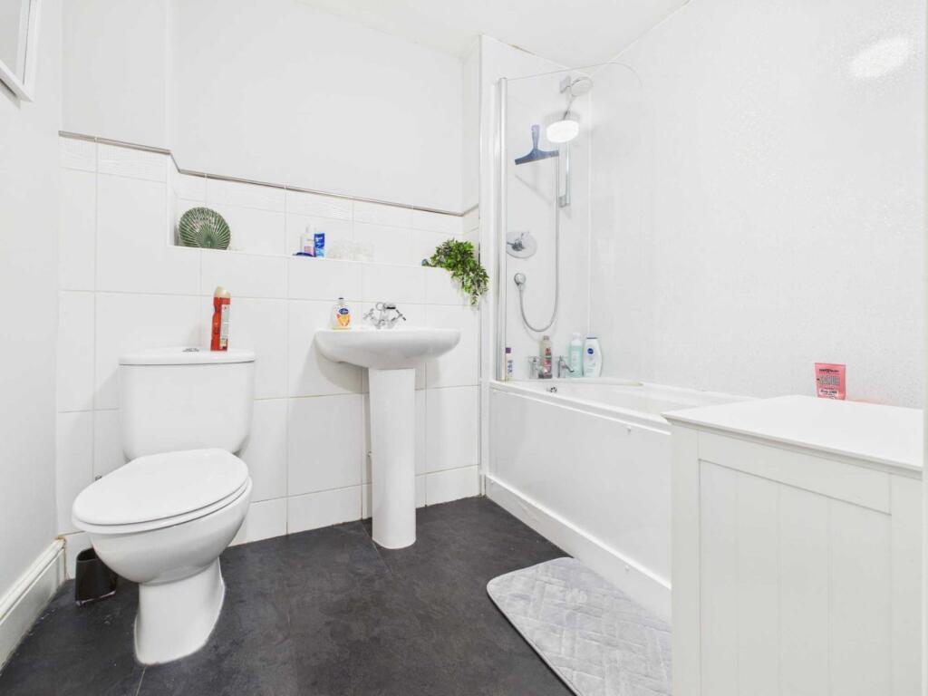 Apartment in Redditch, Webheath - More