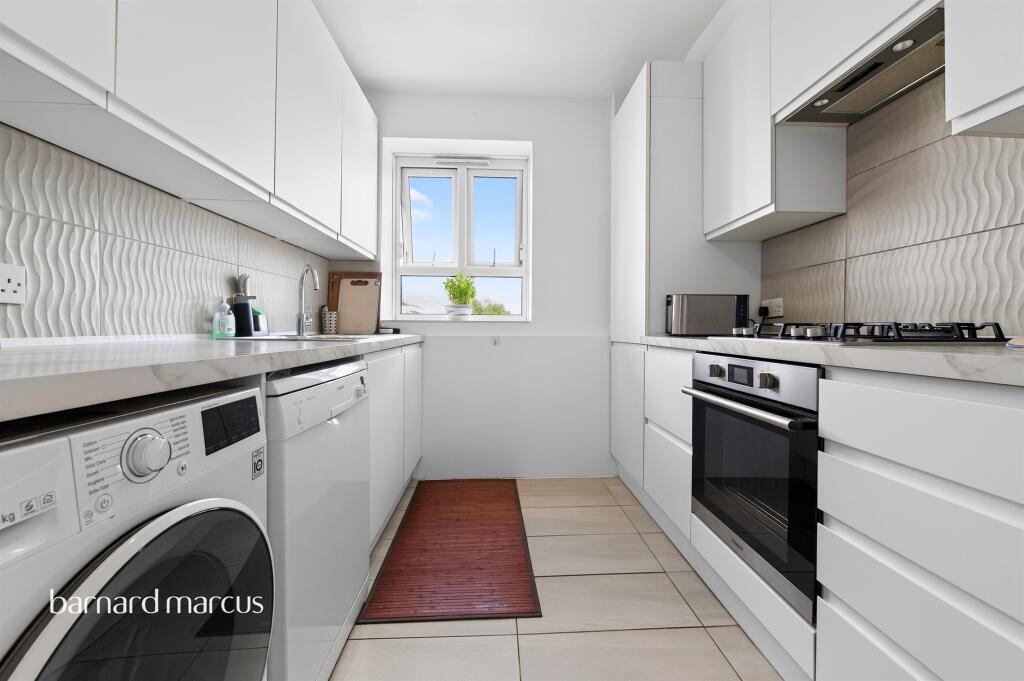 Apartment in London, Bells Gardens Estate, Peckham - View 5