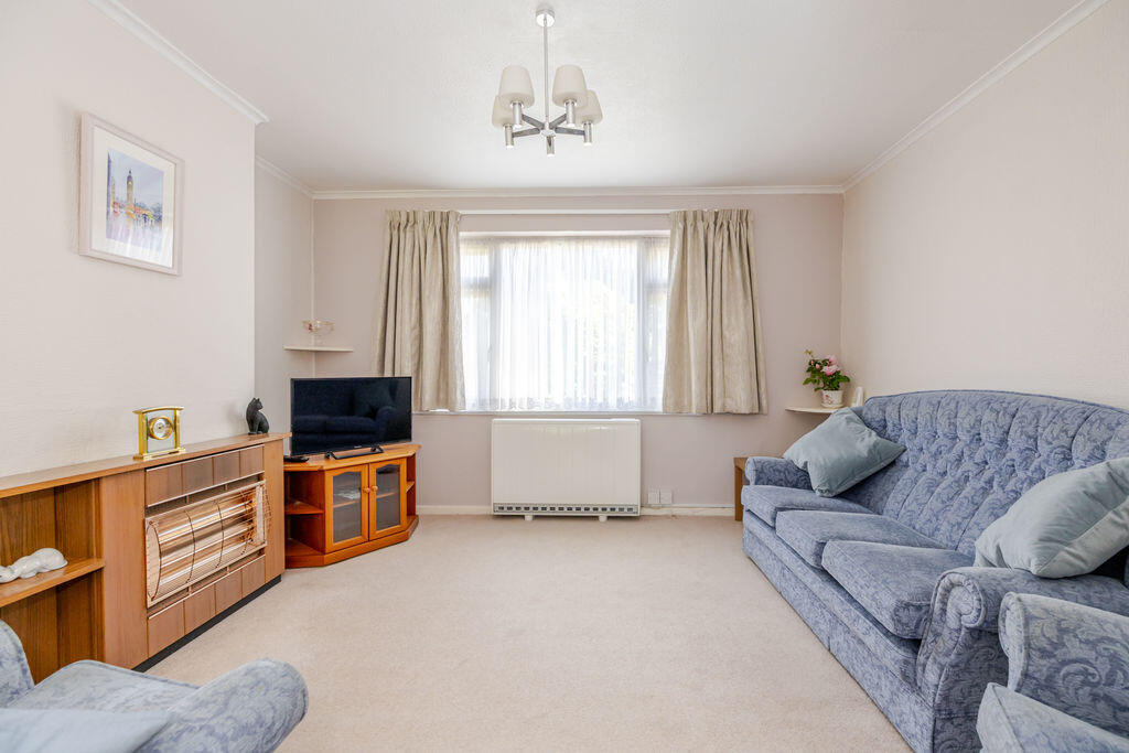 Crowborough Close, Warlingham photo 2
