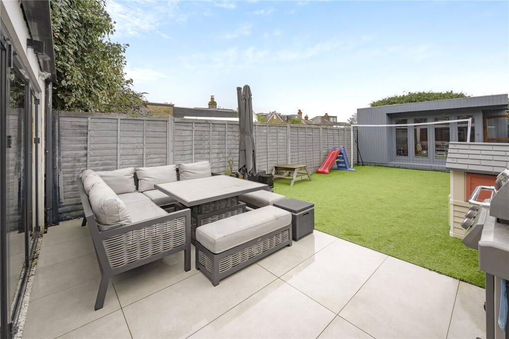 Elmgrove Road, Weybridge, KT13 photo 2