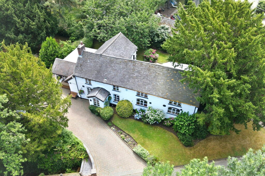 Lysways Lane, Longdon Green - Timeless Period Cottage & No Upward Chain photo 2