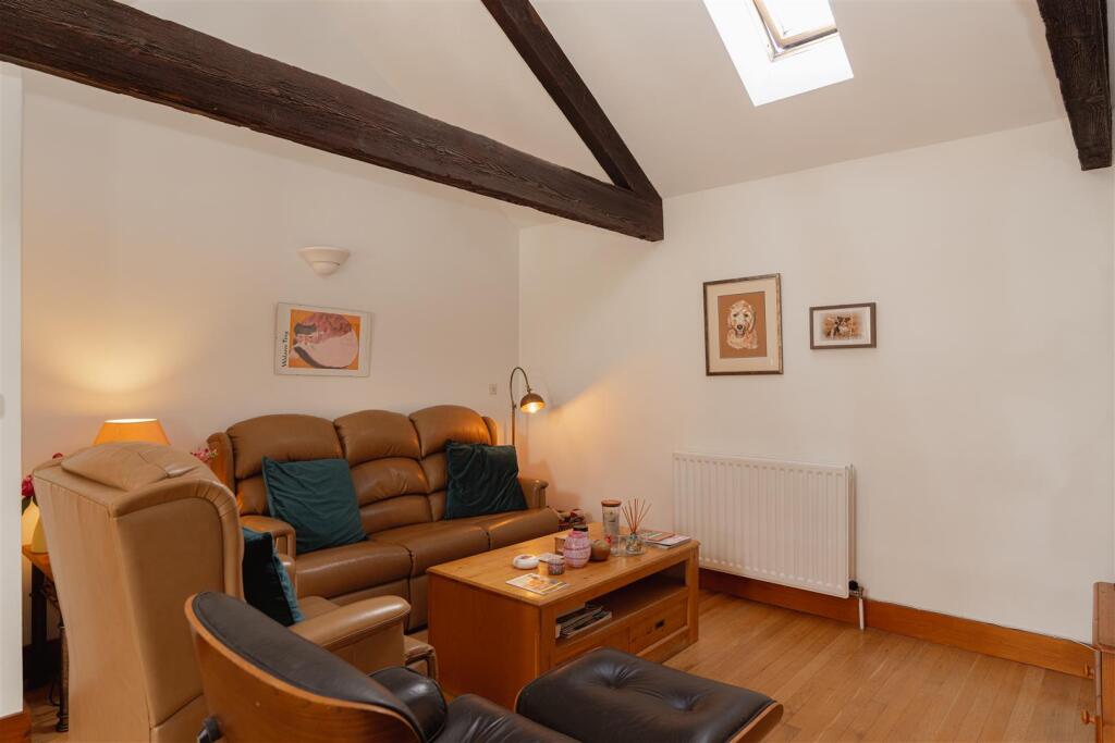 House in Tandridge, Nutfield - More