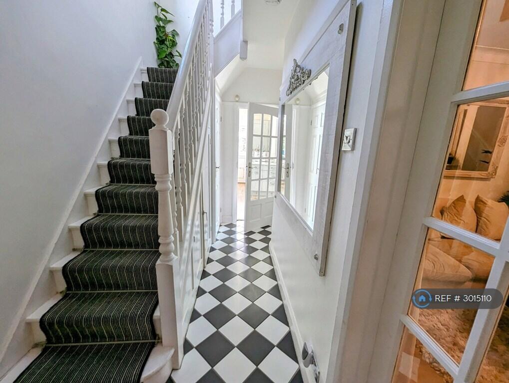 House in London, Monkhams - View 2