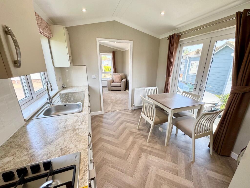 Lyndhurst Road, Christchurch, BH23 photo 2