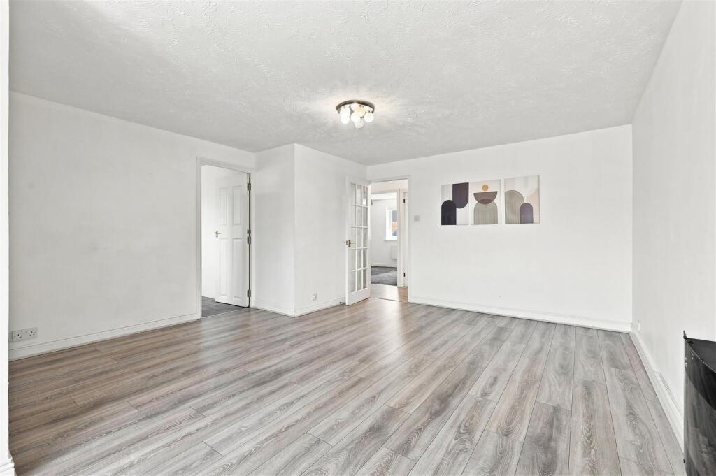 Apartment in Enfield, Enfield Island Village, London Borough of Enfield - View 3