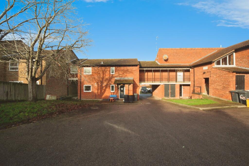 2-bed flat on Plaiters Way, Bidwell, Dunstable, £120,000