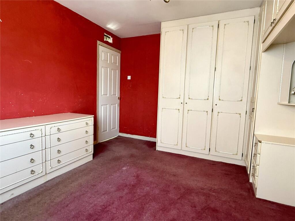 House in Oldham, Shaw Side, Watersheddings - More