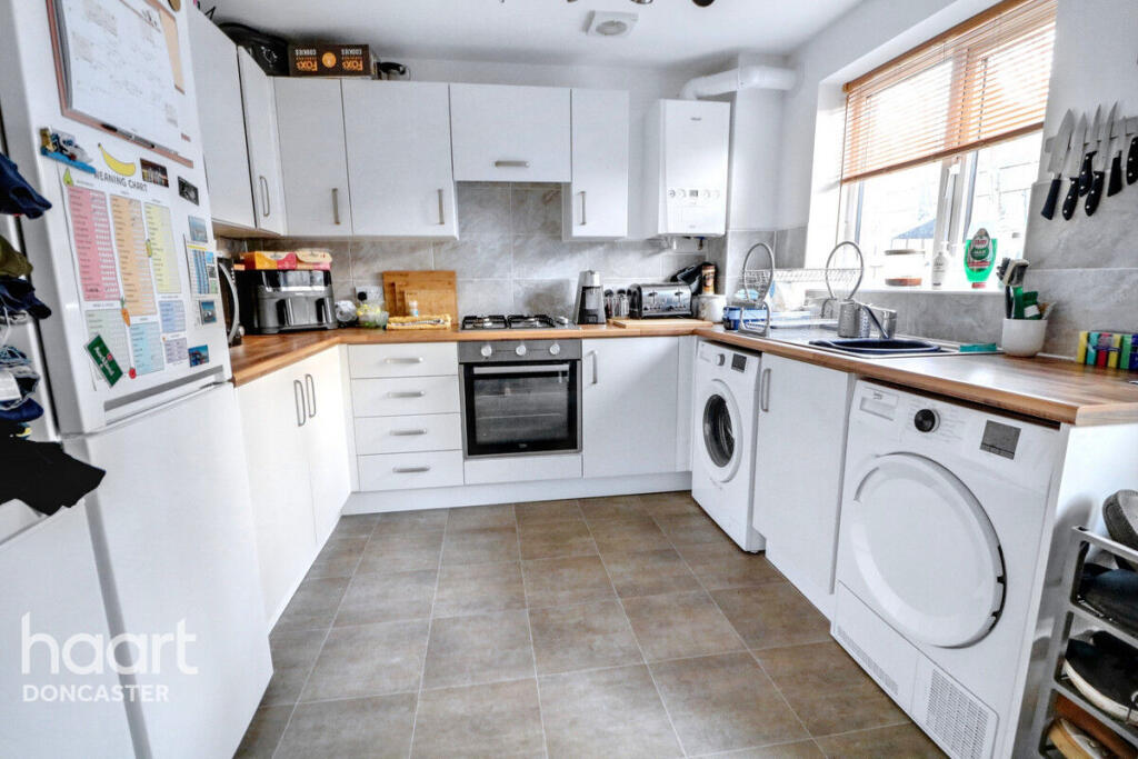 St Peters Drive, Askern, Doncaster photo 3