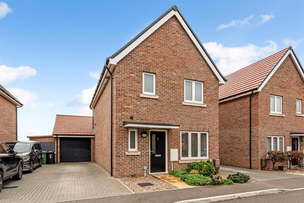 3-bed detached on Panorama View, Yapton, £395,000