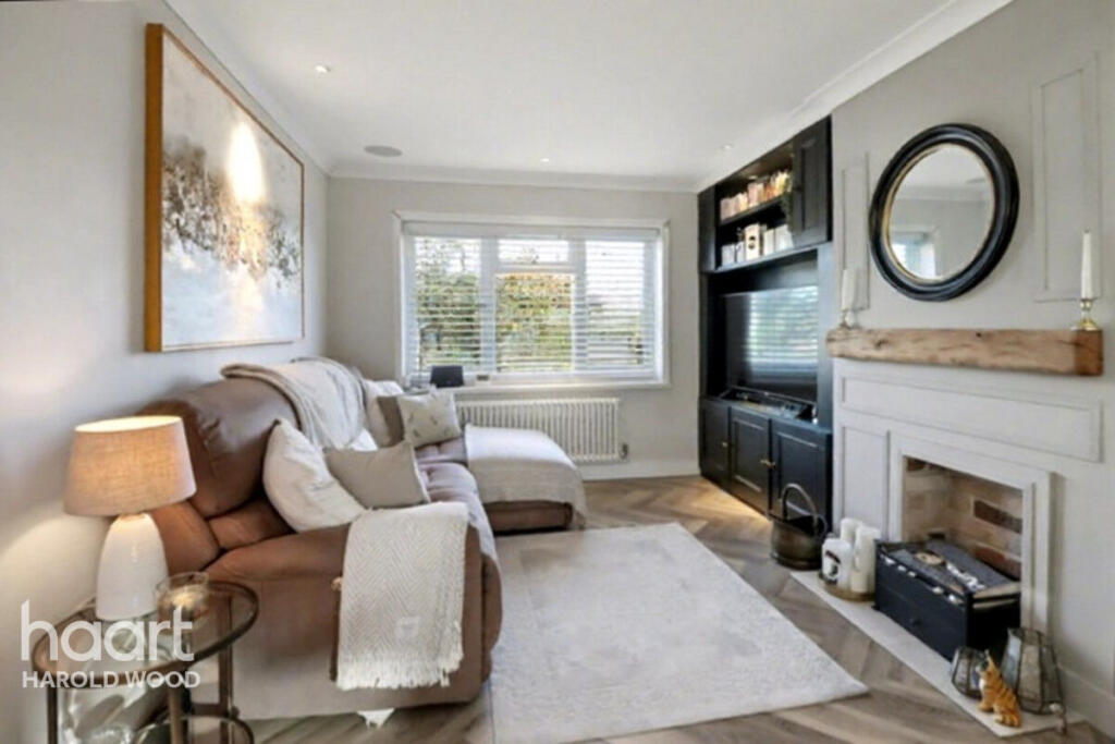 1-bed maisonette on Hawthorne Avenue, Brentwood, £270,000