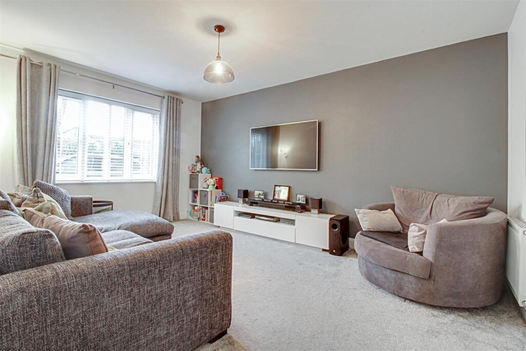 Warham Close, West Cheshunt photo 3