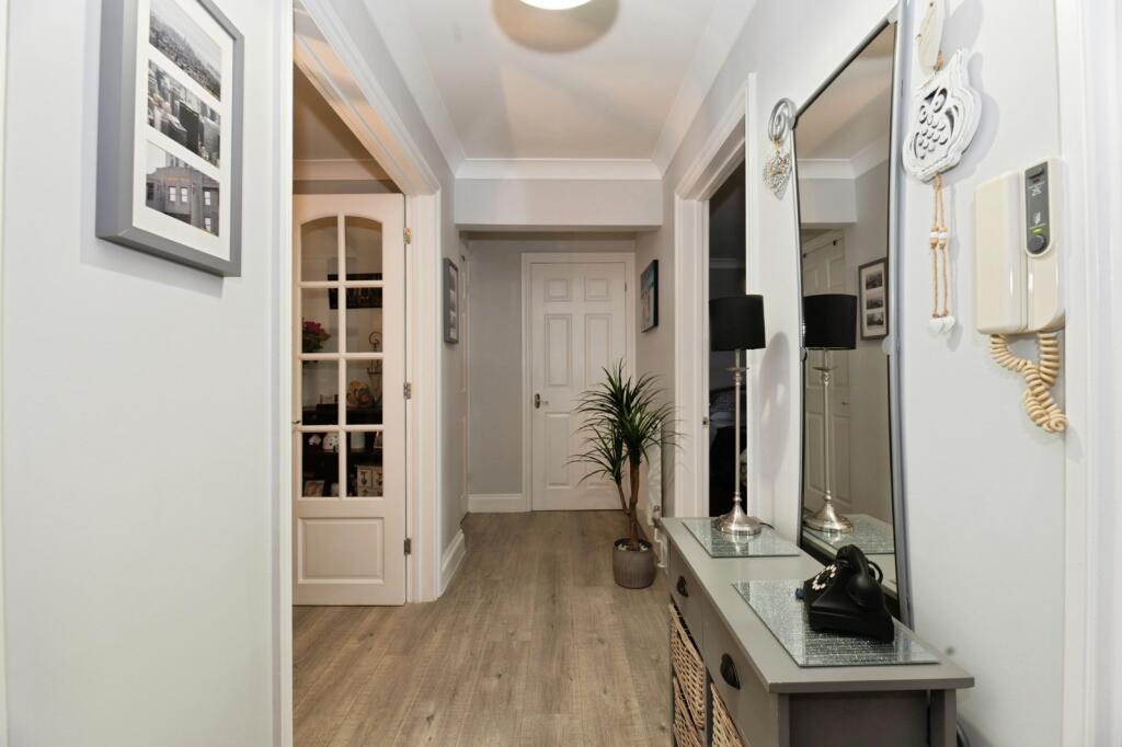 Apartment in Elmbridge, Molesey - More