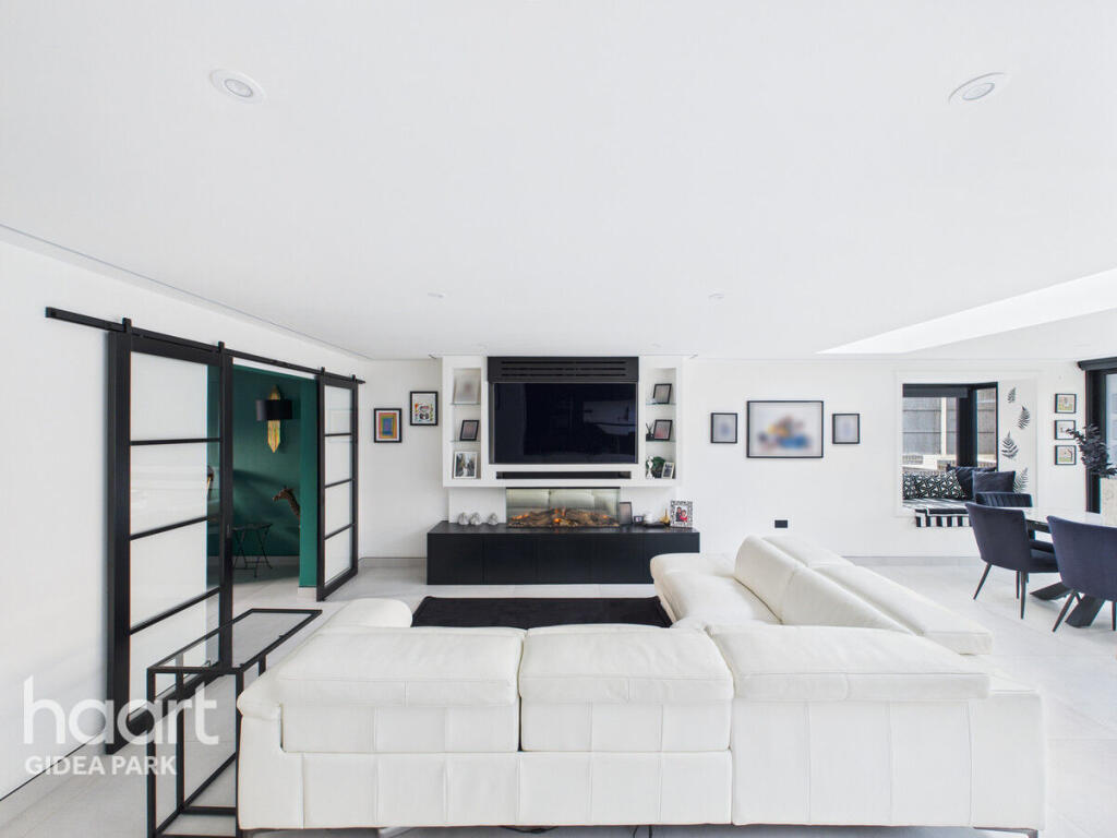 Dickens Way, Romford, RM1 4GQ photo 2