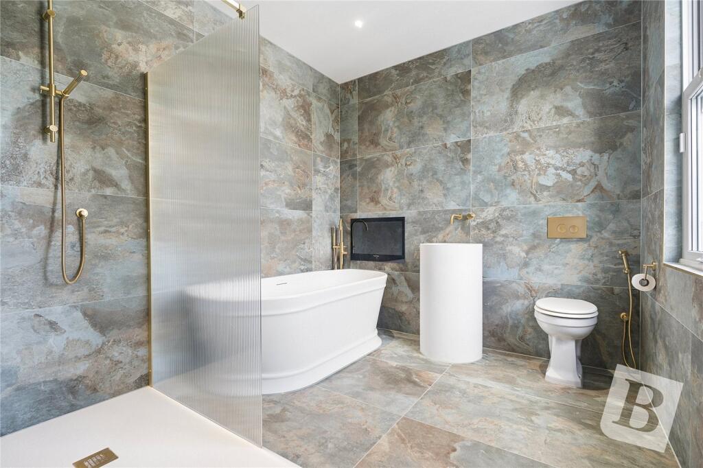 House in Basildon, Wickford - More