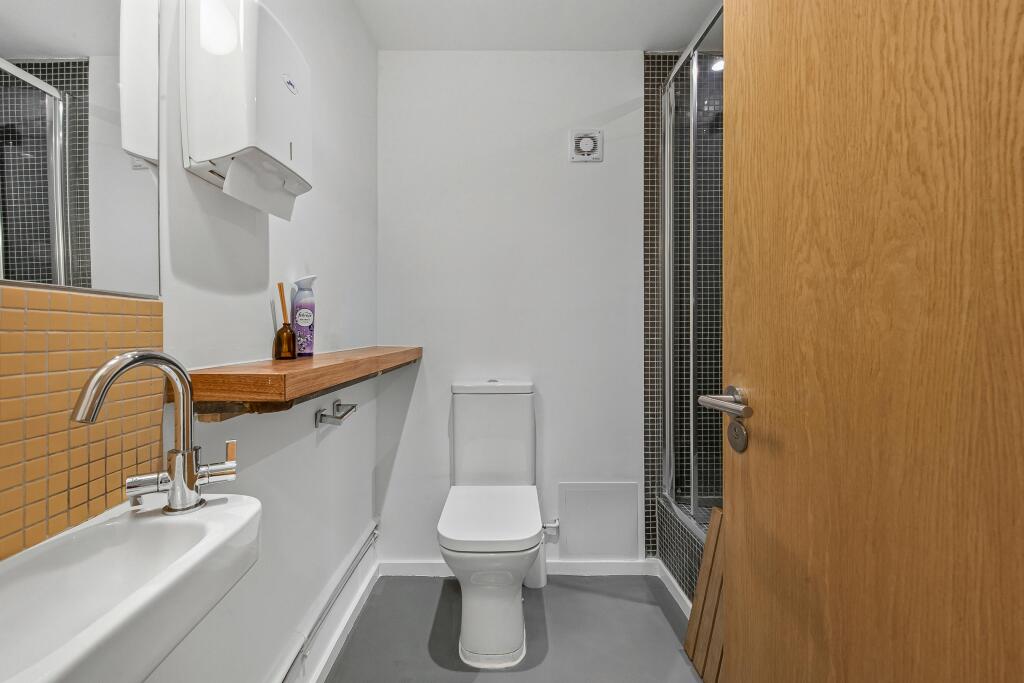 bathroom 2.jpg