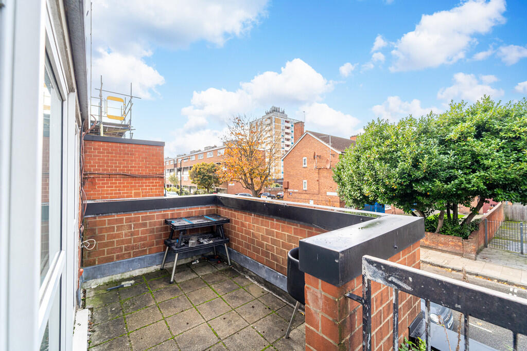 Apartment in London, Milton Gardens Estate, Stoke Newington - More