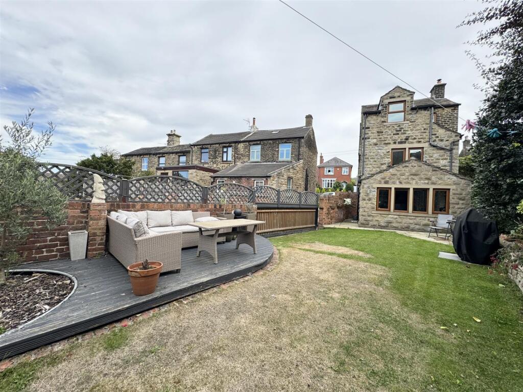House in Huddersfield, Skelmanthorpe - View 2