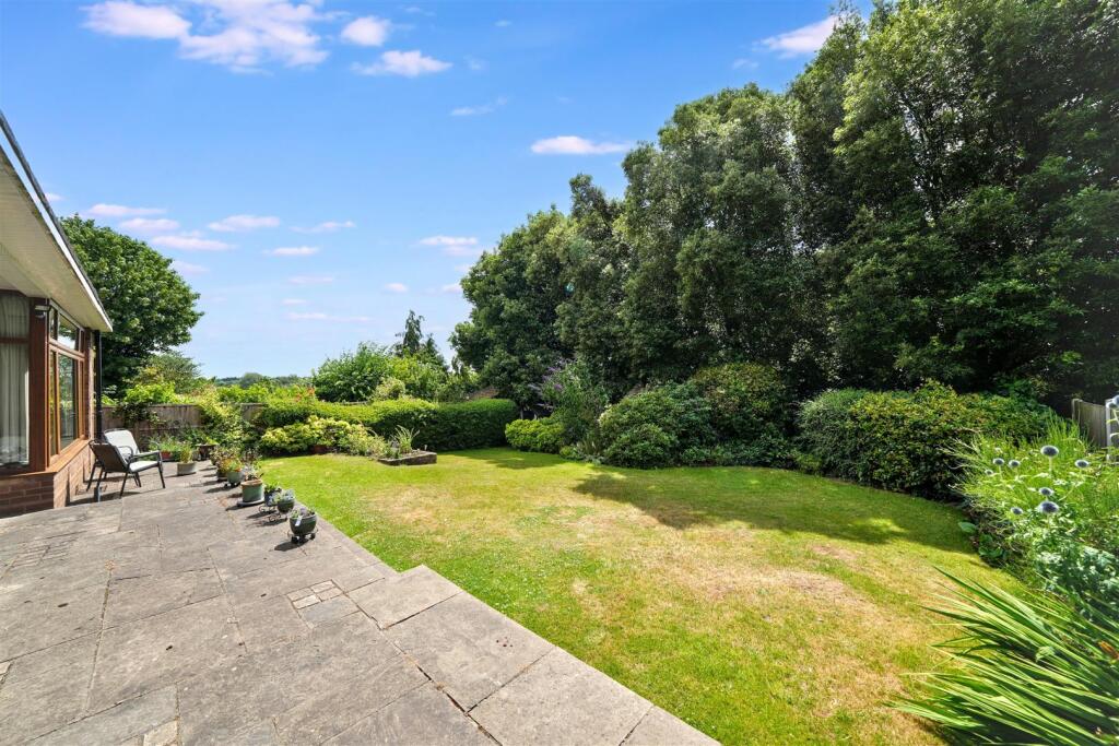 11 Elmsdale, Wightwick, Tettenhall, Wolverhampton, WV6 8ED photo 3