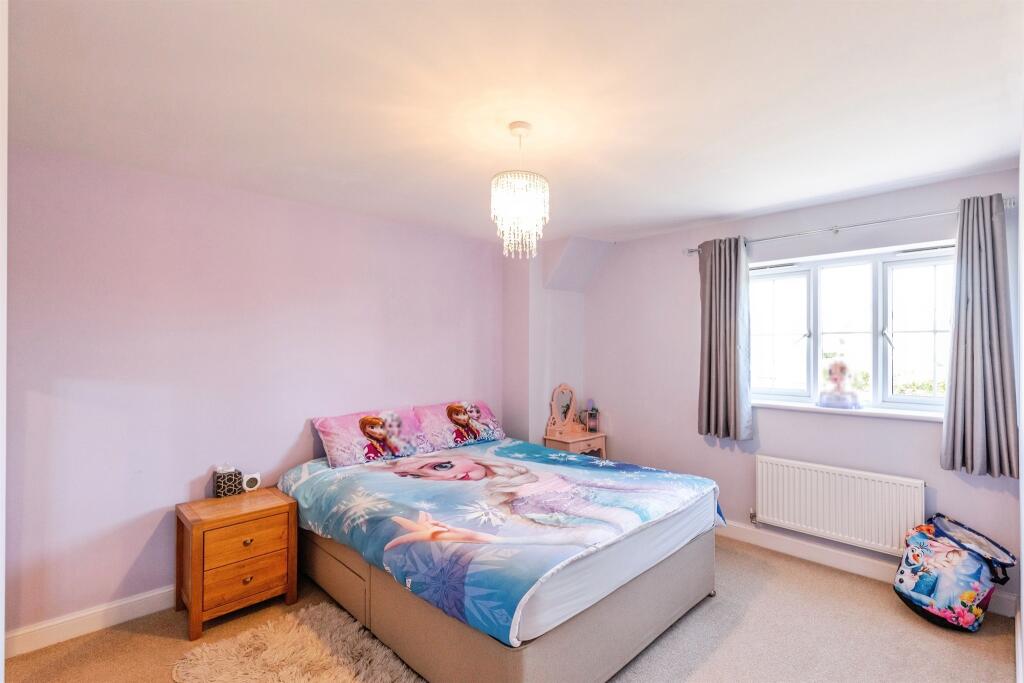 House in Northampton, North Northamptonshire - More
