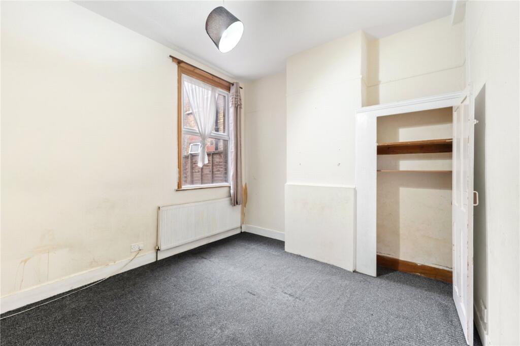 Apartment in London, Leyton - More