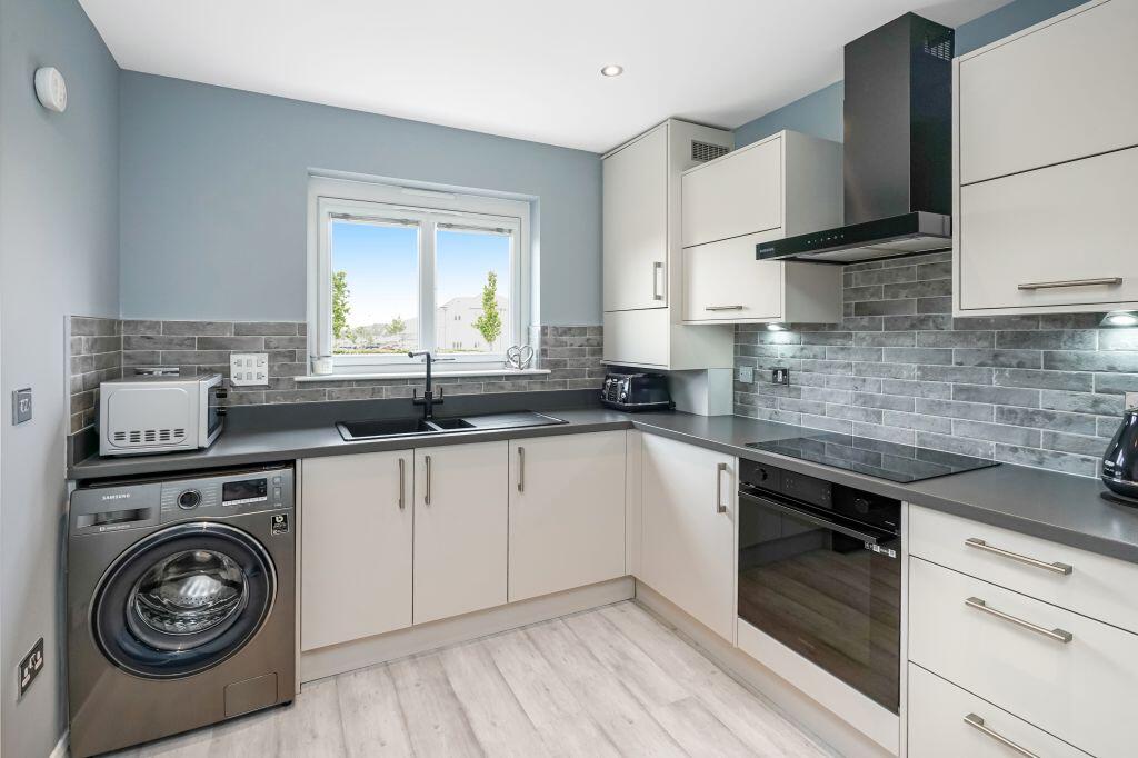 36 Castell Maynes Crescent, Bonnyrigg, EH19 3RU photo 4