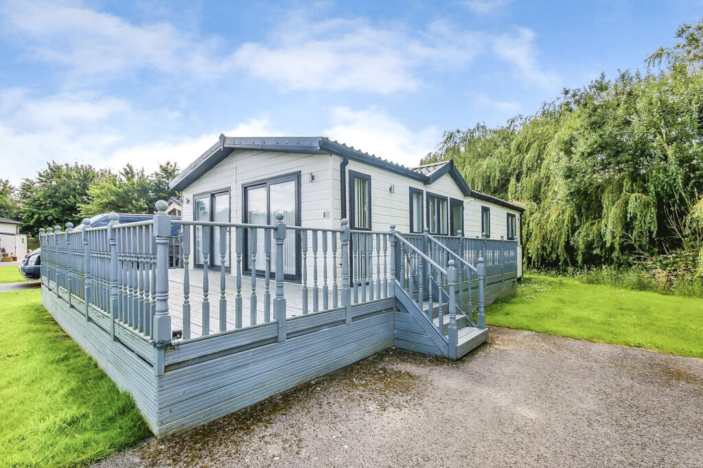 2-bed caravan on Kirkgate, Tydd St. Giles, Wisbech, £100,000