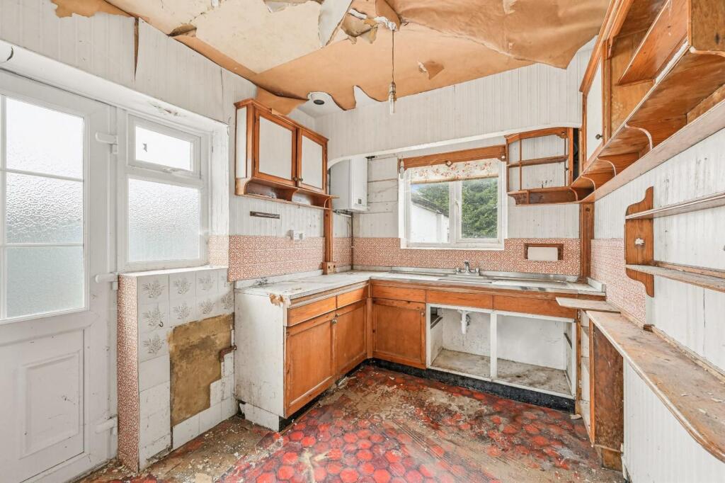 Waverley Road, Epsom, KT17 photo 3
