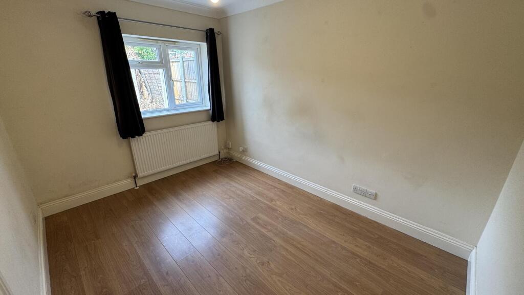 Apartment in Southend-on-Sea - More