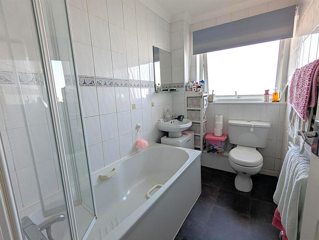 East Yar Road, Sandown - More