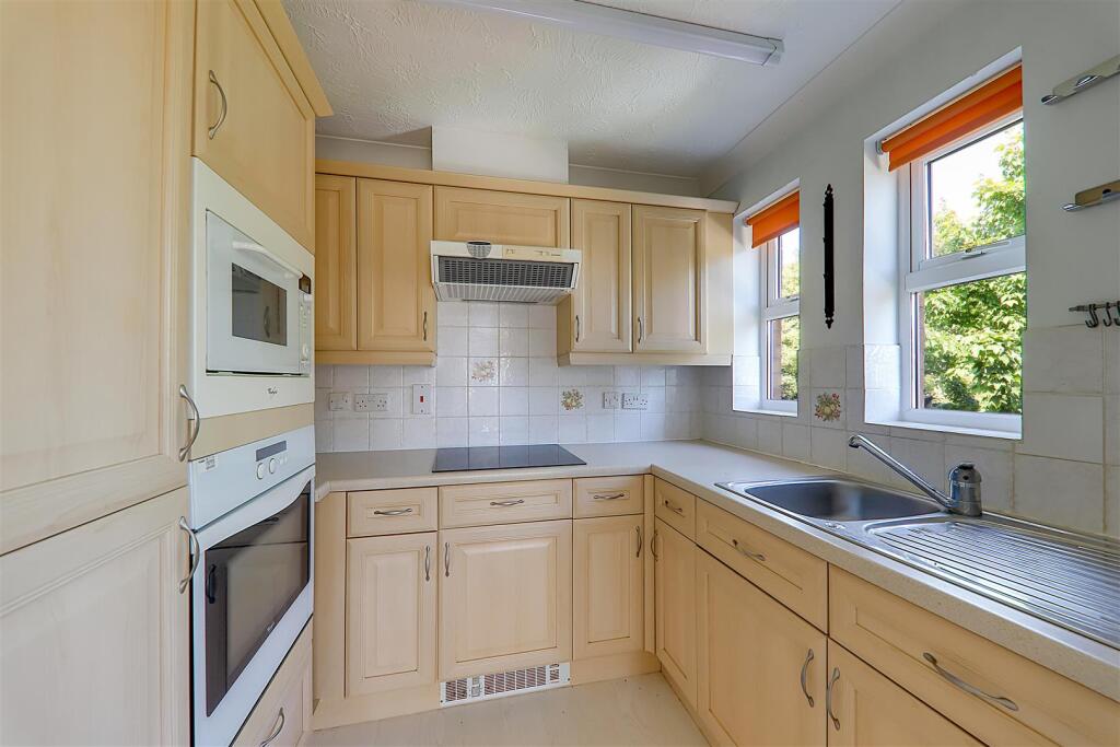 Apartment in Worthing, West Sussex - View 5