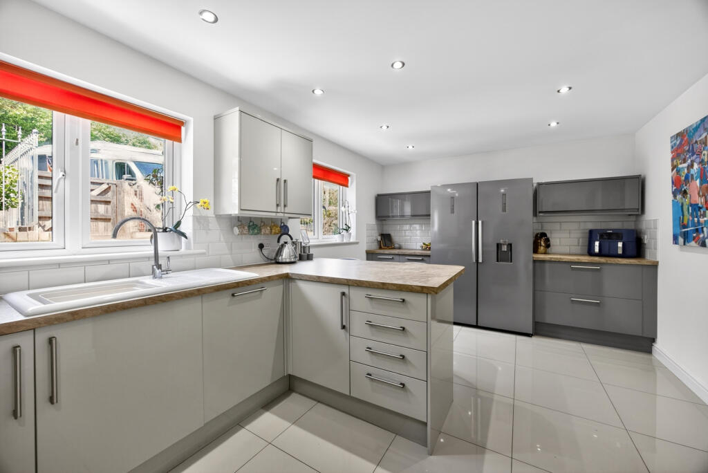 House in Portsmouth, Newport - More