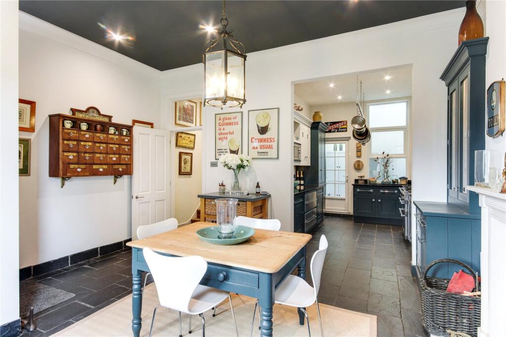 Cumberland Walk, Tunbridge Wells, Kent, TN1 - Mais