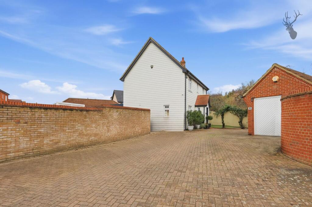 4-bed detached on Mary Rose Close, Chafford Hundred, RM16, £700,000