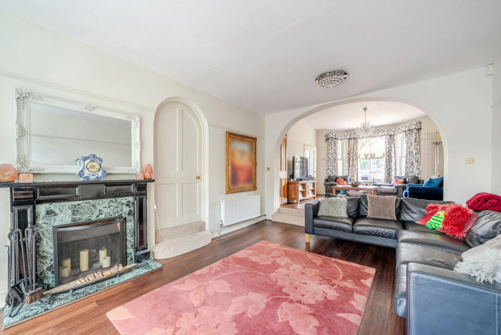 House in Elmbridge, Weybridge - More