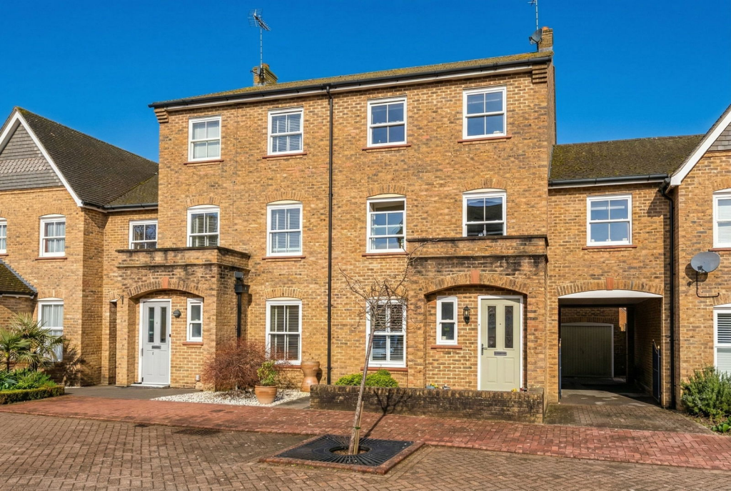 Crofton Square, Sherfield-on-Loddon. RG27 0SX, Sherfield-on-Loddon. RG27 0SX