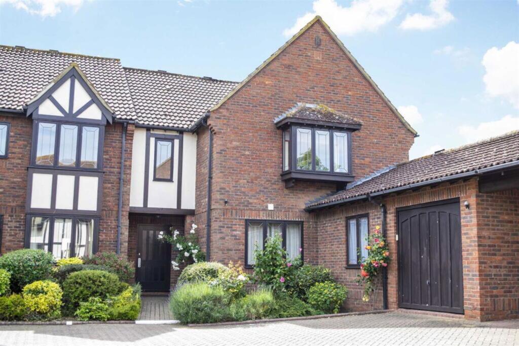 Main image of property: High Street, Silsoe, MK45