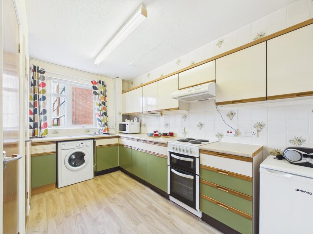 Apartment in Gloucester, Gloucestershire - View 4