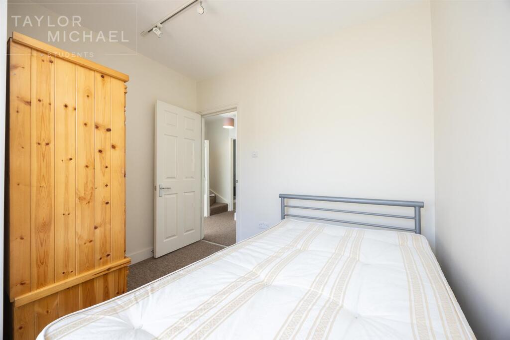 6 bedroom terraced house for rent