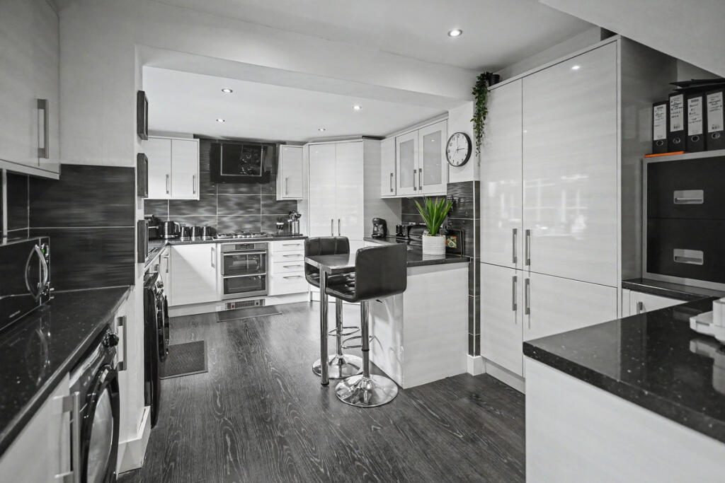 Lavenham Close, Watermeadow, Northampton, NN3 8PW photo 2