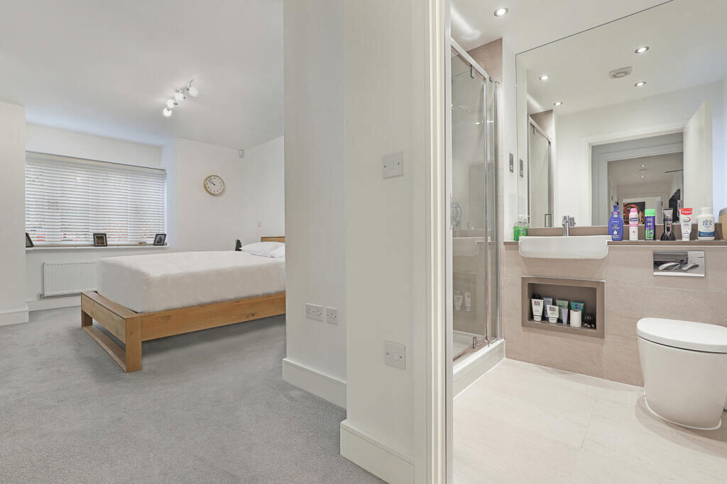 Apartment in Ilford - More