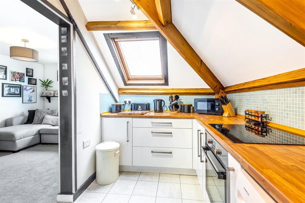 Apartment in Slough - View 4