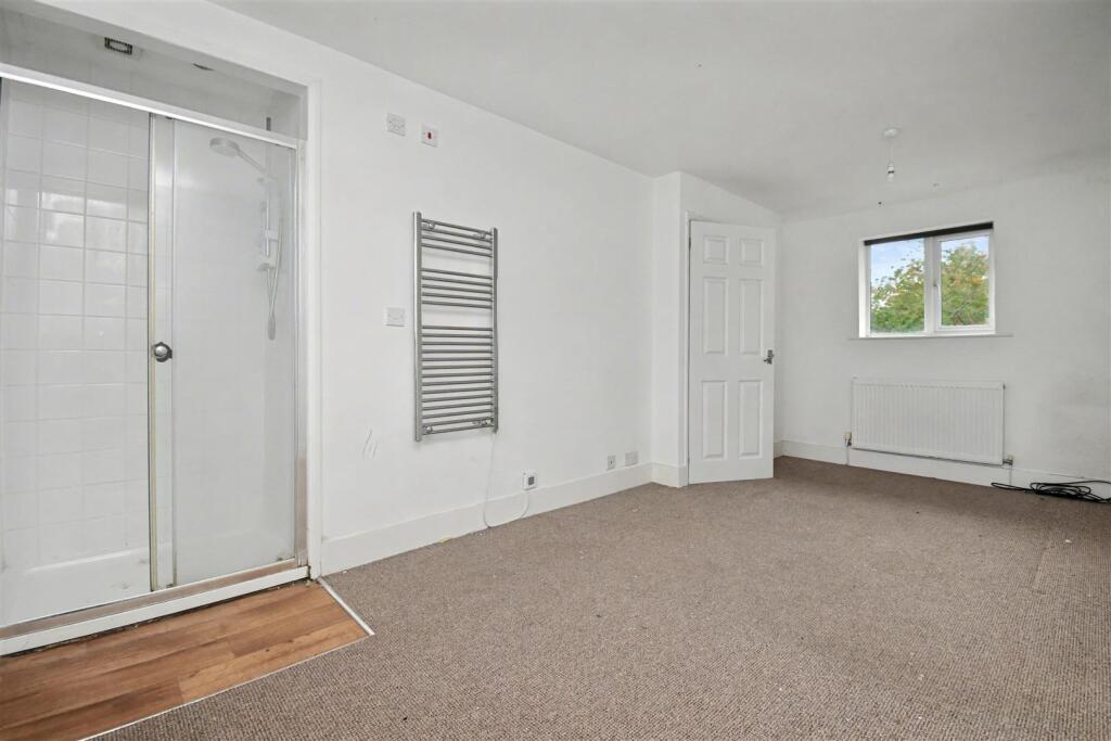House in Northampton, North Northamptonshire - More