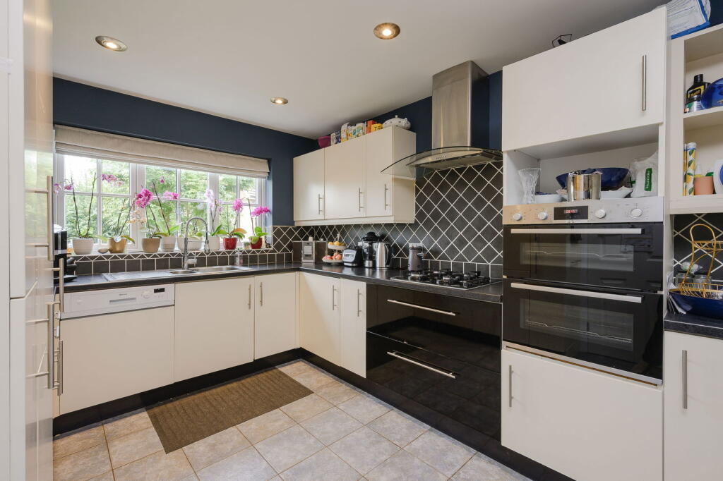 House in Leatherhead - View 3