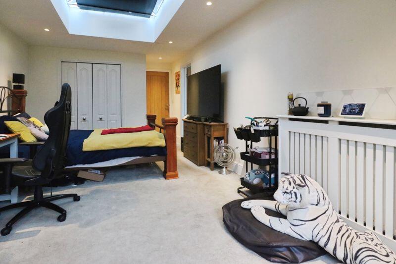 Thames Road, Langley - EXTENDED 4 Beds - More