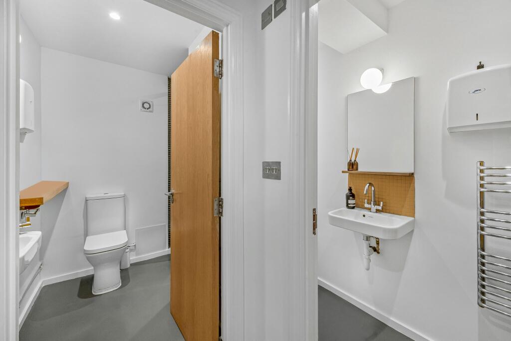 bathroom 3.jpg