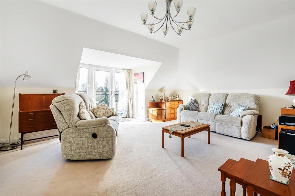 Hartfield Road, Leatherhead, KT22 photo 3