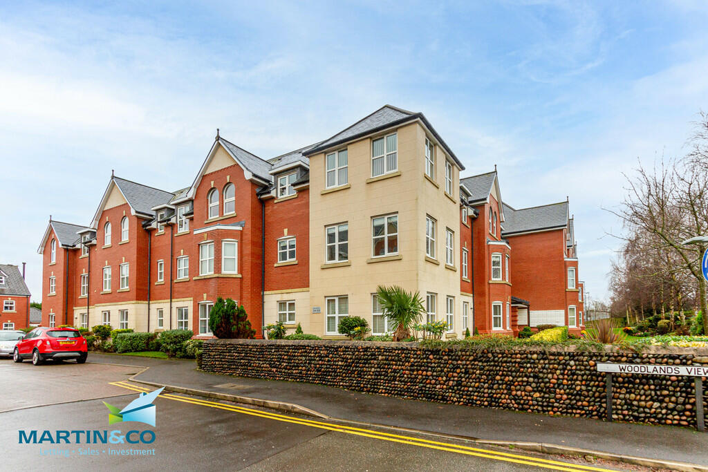 2-bed flat on Woodlands View, Lytham St Annes, £220,000