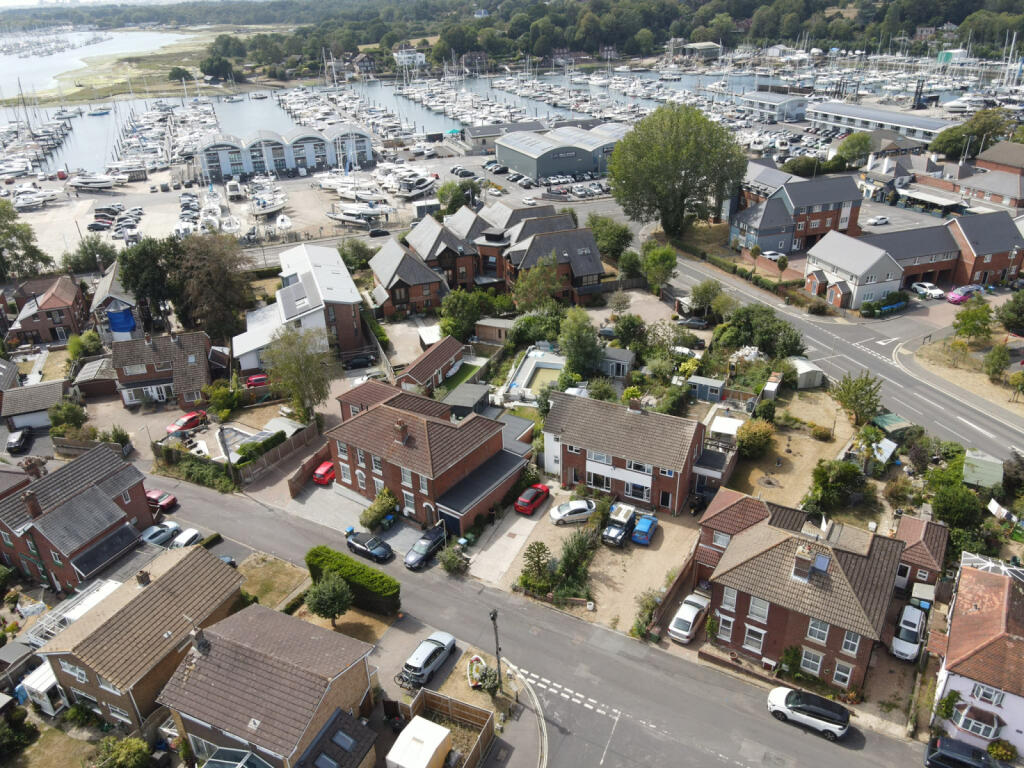 House in Southampton - More