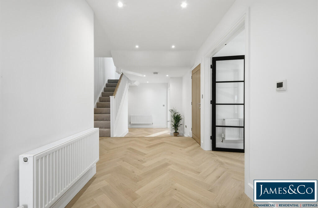 House in Uttlesford, Great Dunmow - More